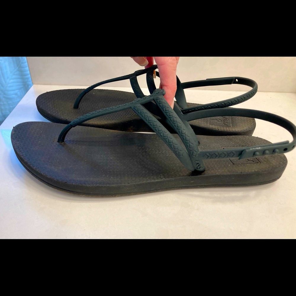 Women’s Size 7 REEF Rubber Water Sandals.